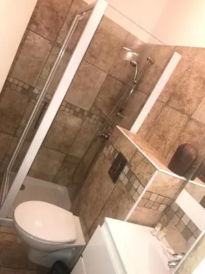 Salle de bains dans l'établissement A Balamata