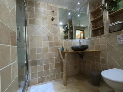 Salle de bains dans l'établissement Chez Marco Gîte & SPA U FILANCIU