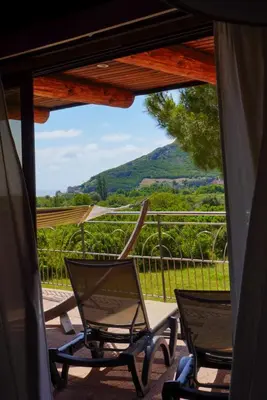 Vue générale sur la montagne ou vue sur la montagne depuis le camping