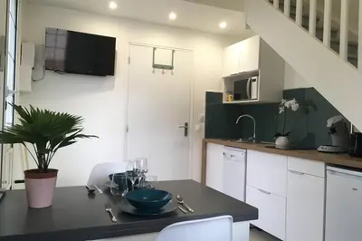Cuisine ou kitchenette dans l'établissement Appartement neuf entre mer et montagne.