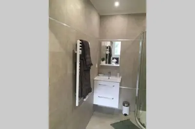 Salle de bains dans l'établissement Appartement neuf entre mer et montagne.