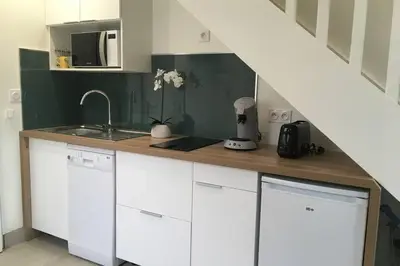Cuisine ou kitchenette dans l'établissement Appartement neuf entre mer et montagne.