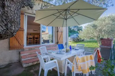 Jardin de l'établissement Domaine Bollaccia - Casa Bodri