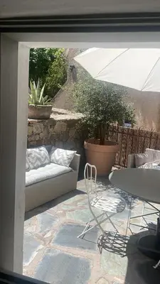 Coin salon dans l'établissement Air-conditioned authentic village house with sea view, terraces and swimming pool