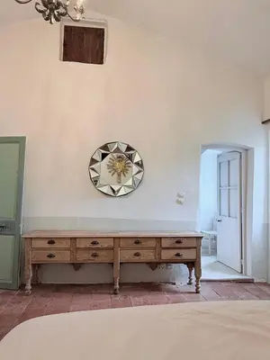Un ou plusieurs lits dans un hébergement de l'établissement Air-conditioned authentic village house with sea view, terraces and swimming pool