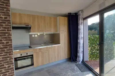 Cuisine ou kitchenette dans l'établissement Corse et Zen BULLE ZEN 25 m² 2 pers + Bébé