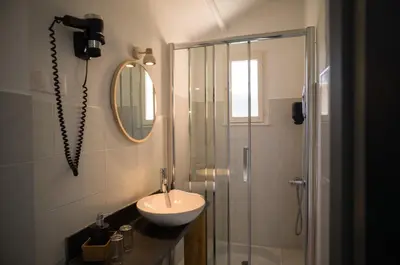 Salle de bains dans l'établissement Hôtel - Restaurant U Santu Petru