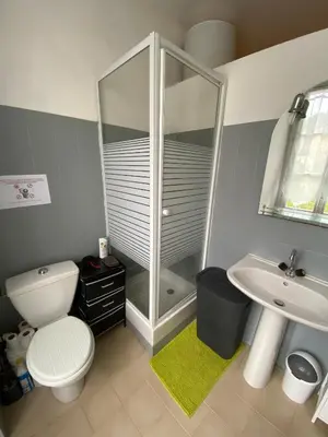 Salle de bains dans l'établissement Charmant T1 plein centre Corte au 13 cours paoli wifi gratuit calme lumineux