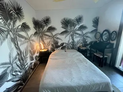 Un ou plusieurs lits dans un hébergement de l'établissement Villa luxe bord de mer avec piscine et grand jardin