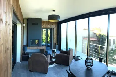 Coin salon dans l'établissement Villa luxe bord de mer avec piscine et grand jardin