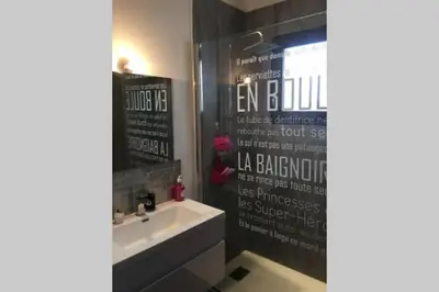 Salle de bains dans l'établissement Villa luxe bord de mer avec piscine et grand jardin