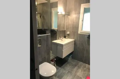 Salle de bains dans l'établissement Villa luxe bord de mer avec piscine et grand jardin