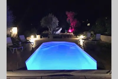 Piscine de l'établissement Villa luxe bord de mer avec piscine et grand jardin ou située à proximité