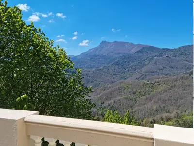 Vue générale sur la montagne ou vue sur la montagne depuis la maison d'hôtes