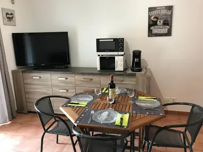 Télévision ou salle de divertissement dans l'établissement Résidence calme à 2 km de Saint-Florent