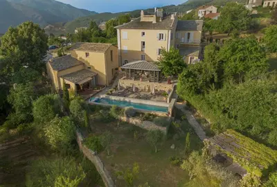 Vue générale sur la montagne ou vue sur la montagne depuis la maison d'hôtes