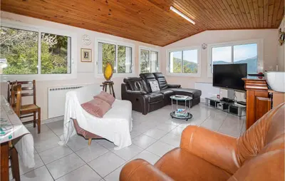 Coin salon dans l'établissement Amazing Home In Morosaglia With Wifi