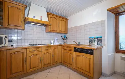 Cuisine ou kitchenette dans l'établissement Amazing Home In Morosaglia With Wifi