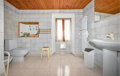 Salle de bains dans l'établissement Amazing Home In Morosaglia With Wifi