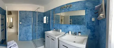 Salle de bains dans l'établissement Les galets bleus de Calvi