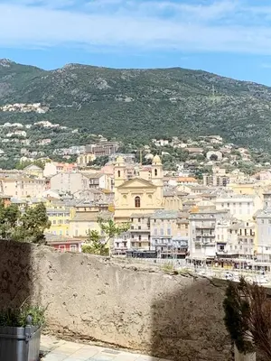 Vue générale sur la montagne ou vue sur la montagne depuis l'appartement