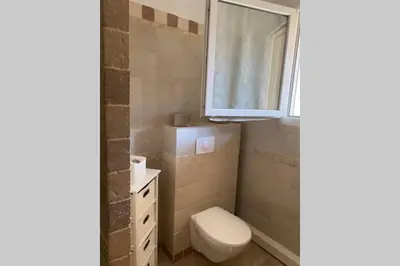 Salle de bains dans l'établissement Suite spacieuse avec accès piscine