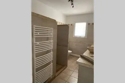 Salle de bains dans l'établissement Suite spacieuse avec accès piscine