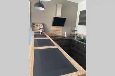 Cuisine ou kitchenette dans l'établissement Suite spacieuse avec accès piscine