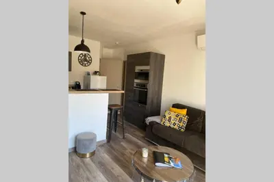 Cuisine ou kitchenette dans l'établissement Suite spacieuse avec accès piscine