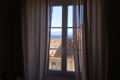 Vue générale sur la mer ou vue sur la mer prise depuis l'appartement