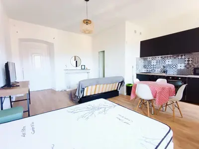 Télévision ou salle de divertissement dans l'établissement Magnifique Grand 30m2 refait à neuf en 2025 lumineux 4 couchages hyper centre Corte 13 cours paoli wifi tv lave linge