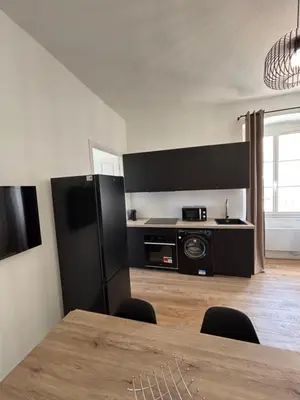 Cuisine ou kitchenette dans l'établissement Magnifique grand T3 refait à neuf en 2025 plein centre corte 13 cours paoli wifi écran plat lave linge 6 couchages