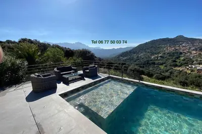 Vue générale sur la montagne ou vue sur la montagne depuis la villa