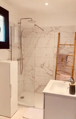 Salle de bains dans l'établissement APPARTEMENT LES COLLINES