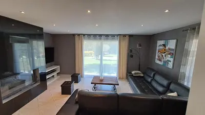 Coin salon dans l'établissement Très belle villa piscine jacuzzi grande propriété 10 pers