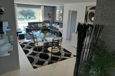 Coin salon dans l'établissement Très belle villa piscine jacuzzi grande propriété 10 pers