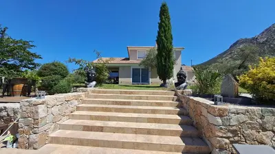 Vue générale sur la montagne ou vue sur la montagne depuis la villa