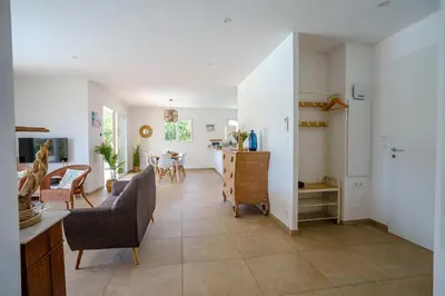 Télévision ou salle de divertissement dans l'établissement Villa Camille
