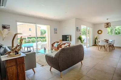 Télévision ou salle de divertissement dans l'établissement Villa Camille