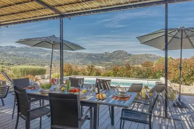 Vue générale sur la montagne ou vue sur la montagne depuis la villa
