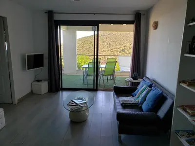 Coin salon dans l'établissement Cap Corse uribellinu 1, paisible vue mer, montagne