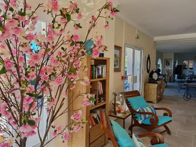 Bibliothèque dans l'hôtel