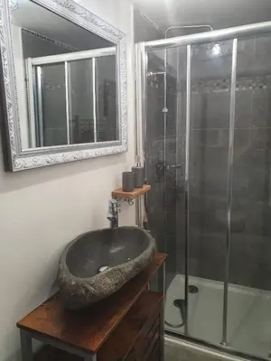 Salle de bains dans l'établissement Charmant petit studio proche départ GR20
