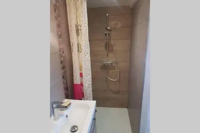Salle de bains dans l'établissement VILLA Adrien , maison de charme.