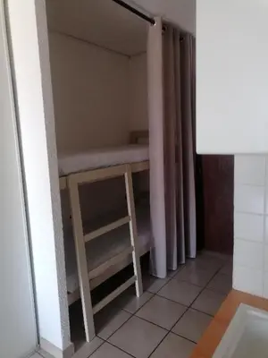 Un ou plusieurs lits dans un hébergement de l'établissement Studio 4 personnes bord de mer avec piscine wifi
