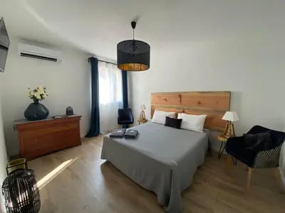 Un ou plusieurs lits dans un hébergement de l'établissement Appartement calme avec terrasse proche du centre ville et de la mer, parking, internet