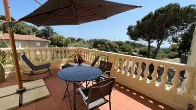 Balcon ou terrasse dans l'établissement Appartement calme avec terrasse proche du centre ville et de la mer, parking, internet