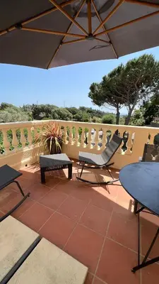 Balcon ou terrasse dans l'établissement Appartement calme avec terrasse proche du centre ville et de la mer, parking, internet