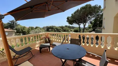 Balcon ou terrasse dans l'établissement Appartement calme avec terrasse proche du centre ville et de la mer, parking, internet