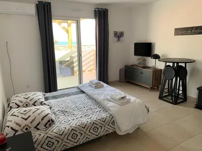 Un ou plusieurs lits dans un hébergement de l'établissement Studio les pieds dans l'eau vue sur mer